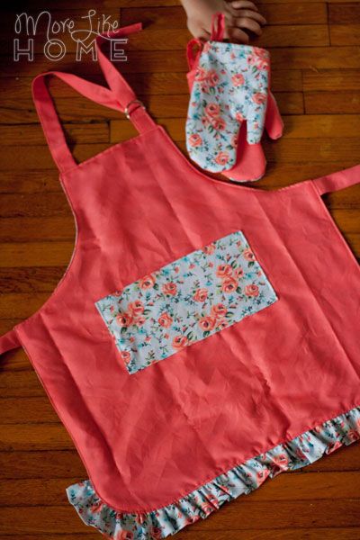 ITH Fully Reversible Half Apron and Oven Mitts for 18 inch doll